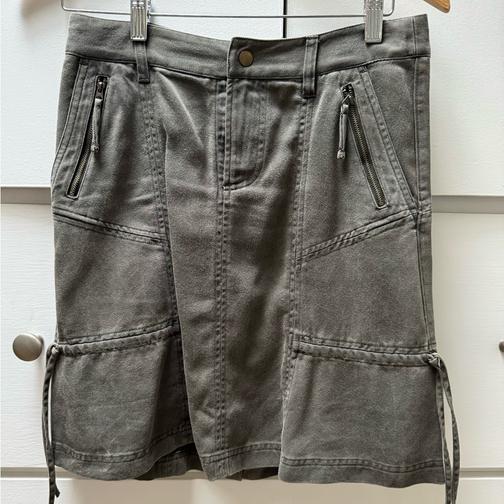 Super cute Altheta skirt with zippered pockets in front and back in size 2.